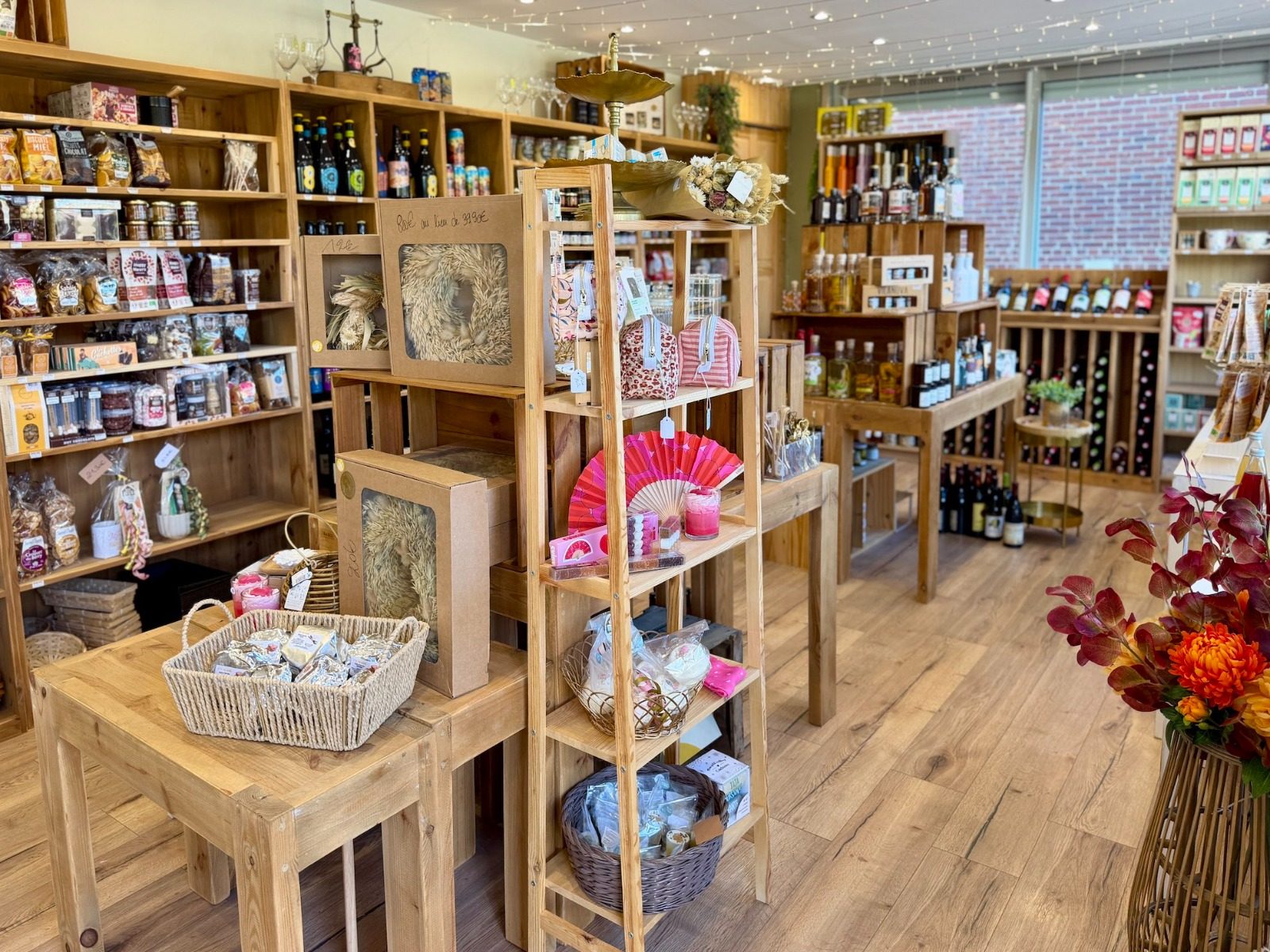 L’intérieur de la boutique : rayons en bois, coffrets et idées cadeaux