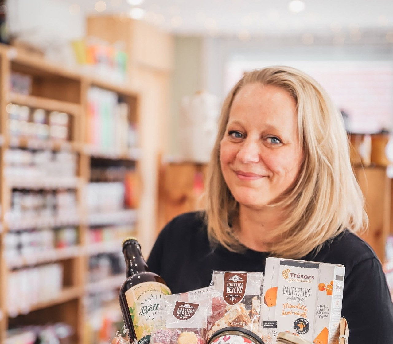 Cécile tient un panier gourmand dans sa boutique
