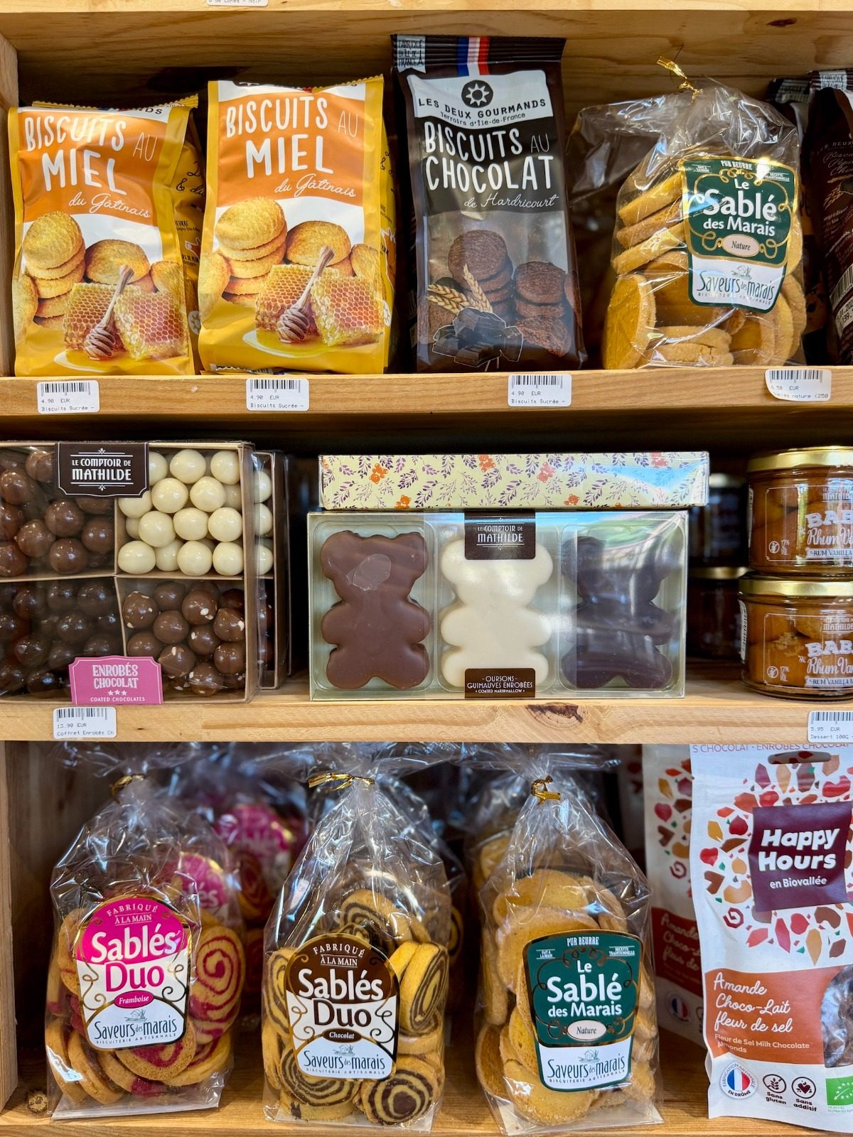 Biscuits au miel, sablés pur beurre et chocolats en rayon à la boutique